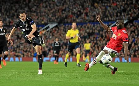 Ben Yedder, en el disparo del primer gol al United. Ben Yedder, en el disparo del primer gol al United.