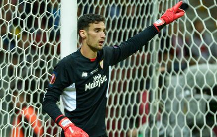 La lección del niño Antonio, el sevillismo de cuna y la soledad del portero, según Sergio Rico La lección del niño Antonio, el sevillismo de cuna y la soledad del portero, según Sergio Rico