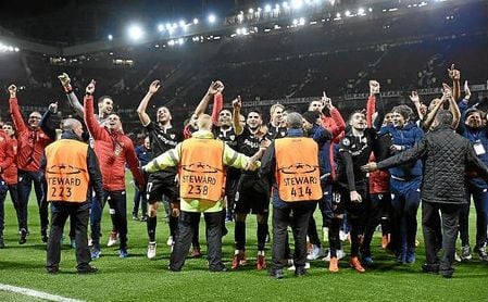 Los jugadores del Sevilla festejan la clasificación con la afición. Los jugadores del Sevilla festejan la clasificación con la afición.