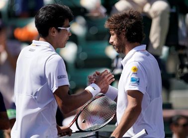 El coreano Hyeon Chung arrolla al uruguayo Pablo Cuevas y accede a cuartos El coreano Hyeon Chung arrolla al uruguayo Pablo Cuevas y accede a cuartos
