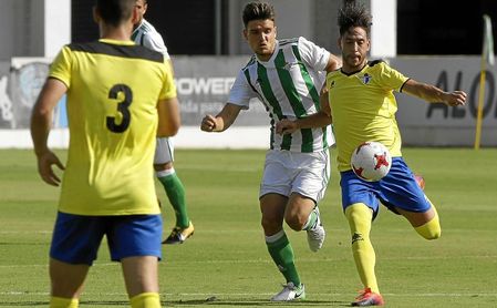 Dan Ojog en un lance del juego ante el Écija Dan Ojog en un lance del juego ante el Écija