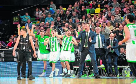 El banquillo bético celebra una acción en el Bilbao Basket-Betis. El banquillo bético celebra una acción en el Bilbao Basket-Betis.
