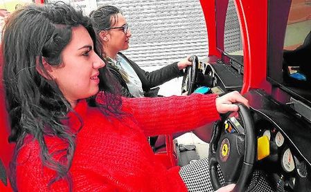 Dos clientas, disfrutando de la experiencia ´Retrogamer´ en Alcampo Tamarguillo. Dos clientas, disfrutando de la experiencia ´Retrogamer´ en Alcampo Tamarguillo.