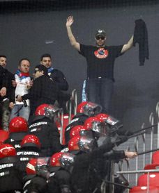 El juez deja en libertad con cargos a los tres hinchas detenidos en San Mamés El juez deja en libertad con cargos a los tres hinchas detenidos en San Mamés