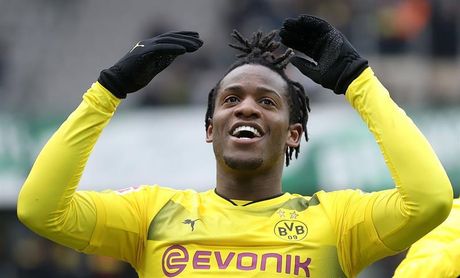 El Dortmund se consolida tercero en la Bundesliga gracias a Batshuayi El Dortmund se consolida tercero en la Bundesliga gracias a Batshuayi