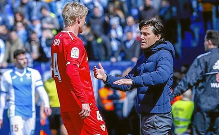 Montella da unas instrucciones a Kjaer en Butarque. Montella da unas instrucciones a Kjaer en Butarque.