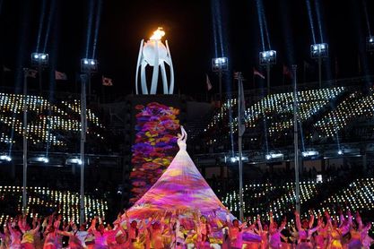 PyeongChang recuerda a Stephen Hawking y cede el testigo a Pekín PyeongChang recuerda a Stephen Hawking y cede el testigo a Pekín