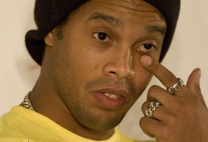Ronaldinho se afilia a partido evangélico, que le pide ejercer como un ´10´ Ronaldinho se afilia a partido evangélico, que le pide ejercer como un ´10´