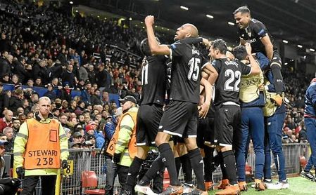 Los jugadores del Sevilla celebran un gol en Old Trafford ante su afición. Los jugadores del Sevilla celebran un gol en Old Trafford ante su afición.