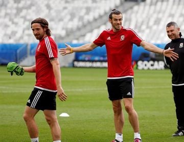 0-6. Bale marca un "hat trick" en el exitoso debut de Giggs en el banquillo 0-6. Bale marca un "hat trick" en el exitoso debut de Giggs en el banquillo