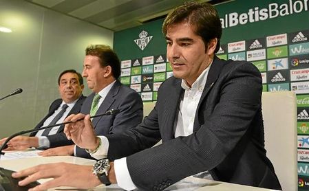 Ángel Haro, presidente del Betis, en una rueda de prensa. Ángel Haro, presidente del Betis, en una rueda de prensa.