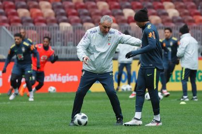 Brasil entrena en el estadio de la final del Mundial de Rusia Brasil entrena en el estadio de la final del Mundial de Rusia