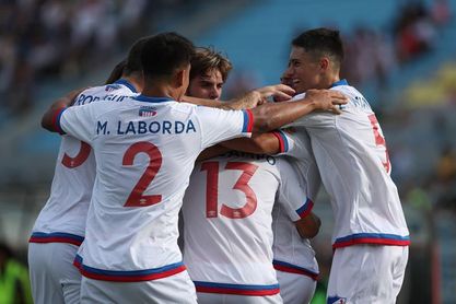 Nacional vence a Racing y se pone a un punto de Peñarol, líder del fútbol en Uruguay Nacional vence a Racing y se pone a un punto de Peñarol, líder del fútbol en Uruguay
