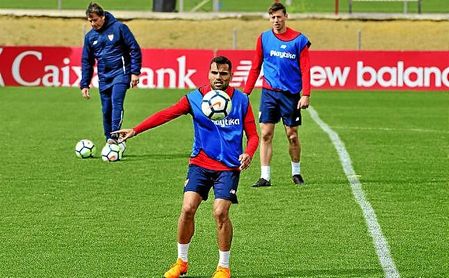 Lenglet observa a Mercado en un entrenamiento. Lenglet observa a Mercado en un entrenamiento.
