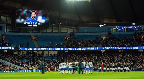 Minuto de silencio en el Etihad Stadium en memoria de Houseman y Astori Minuto de silencio en el Etihad Stadium en memoria de Houseman y Astori