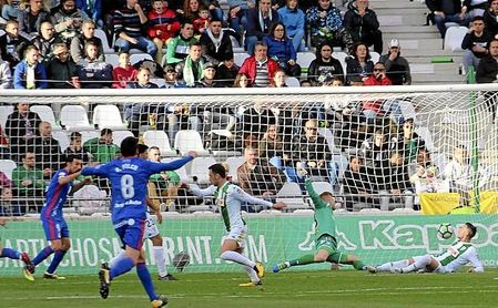 El Oviedo se adelantó en el campo del Córdoba. El Oviedo se adelantó en el campo del Córdoba.