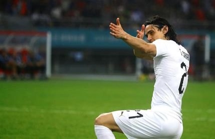0-1. Cavani festeja su partido 100 dando el triunfo a Uruguay 0-1. Cavani festeja su partido 100 dando el triunfo a Uruguay