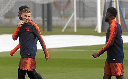 Valverde se queda sólo con Jordi Alba para el lateral izquierdo. Valverde se queda sólo con Jordi Alba para el lateral izquierdo.