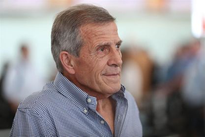 Tabárez reconoce los problemas en el lateral izquierdo tras la lesión de Cáceres Tabárez reconoce los problemas en el lateral izquierdo tras la lesión de Cáceres