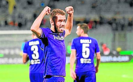 Pezzella celebra un gol con la Fiorentina. Pezzella celebra un gol con la Fiorentina.