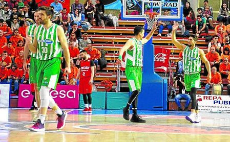 Booker y Nelson, protagonistas de la victoria en el Fernando Martín, se felicitan tras el encuentro. Booker y Nelson, protagonistas de la victoria en el Fernando Martín, se felicitan tras el encuentro.