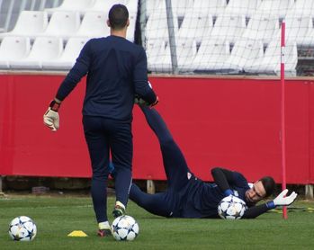 El meta David Soria, titular en el Sevilla; el Bayern, sin James ni Robben El meta David Soria, titular en el Sevilla; el Bayern, sin James ni Robben