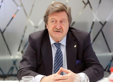 Diálogo, sintonía y normalidad, directrices de Larrea Diálogo, sintonía y normalidad, directrices de Larrea