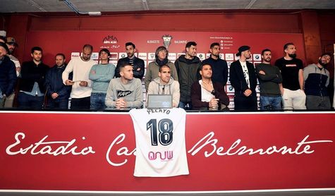 Una peña del Albacete propone portar lazos blancos como muestra de apoyo a Pelayo Una peña del Albacete propone portar lazos blancos como muestra de apoyo a Pelayo
