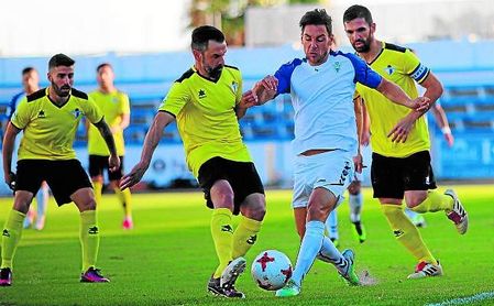 El Écija recibe al Marbella mañana en una cita que tiene que ser un punto de inflexión para los azulinos; en la imagen, lance de la primera vuelta. El Écija recibe al Marbella mañana en una cita que tiene que ser un punto de inflexión para los azulinos; en la imagen, lance de la primera vuelta.