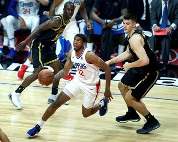 100-115. El novato Hart dirige el ataque ganador de Lakers en duelo angelino 100-115. El novato Hart dirige el ataque ganador de Lakers en duelo angelino