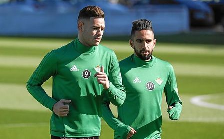 Sanabria, junto a Boudebouz en un entrenamiento. Sanabria, junto a Boudebouz en un entrenamiento.