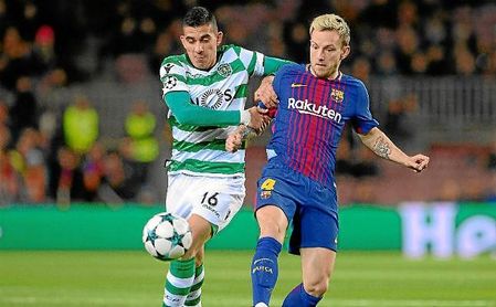 Battaglia pugna por el balón con Rakitic en un partido de Champions. Battaglia pugna por el balón con Rakitic en un partido de Champions.