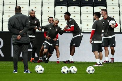 Vidal abandona el entrenamiento del Bayern por problemas en su rodilla derecha Vidal abandona el entrenamiento del Bayern por problemas en su rodilla derecha
