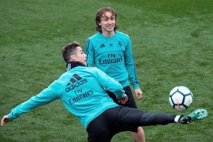 Modric se entrena con normalidad, Nacho se ejercita ya en césped Modric se entrena con normalidad, Nacho se ejercita ya en césped