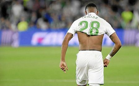 Junior se pone la camiseta tras celebrar el gol ante Las Palmas. Junior se pone la camiseta tras celebrar el gol ante Las Palmas.
