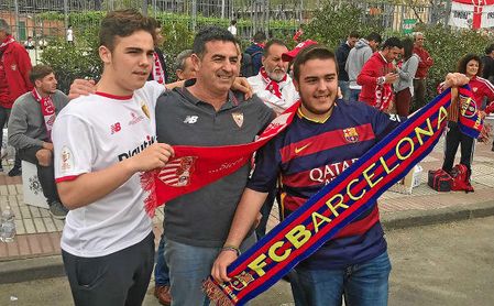 El padre y un hijo, del Sevilla, el otro hijo, del Barça y la madre... El padre y un hijo, del Sevilla, el otro hijo, del Barça y la madre...