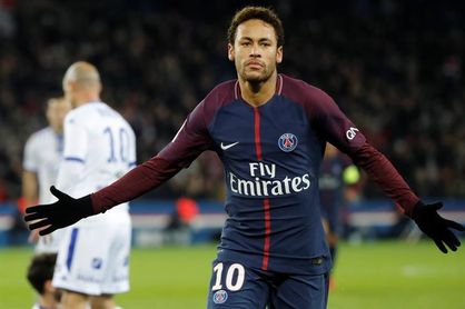 Neymar da un paseo en bicicleta con sus amigos tras dejar las muletas Neymar da un paseo en bicicleta con sus amigos tras dejar las muletas