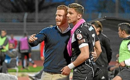 Guille Abascal da unas indicaciones a su jugador en su debut ante el Thun. Guille Abascal da unas indicaciones a su jugador en su debut ante el Thun.