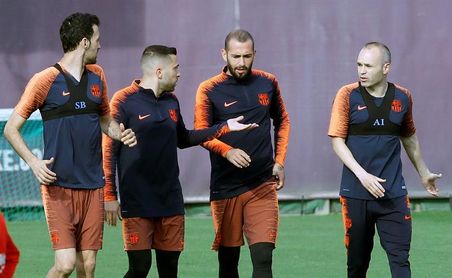 Iniesta se ejercita al mismo ritmo que sus compañeros y apunta al clásico Iniesta se ejercita al mismo ritmo que sus compañeros y apunta al clásico