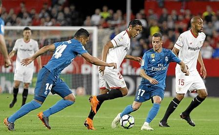 Lenglet observa una acción de Muriel durante el Sevilla FC-Real Madrid. Lenglet observa una acción de Muriel durante el Sevilla FC-Real Madrid.