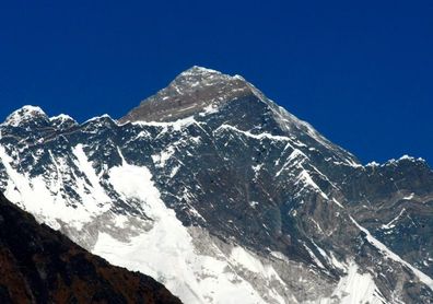 Un escalador chino de 70 años amputado de ambas piernas corona el Everest Un escalador chino de 70 años amputado de ambas piernas corona el Everest