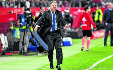 Joaquín Caparrós ha logrado contagiar su entusiasmo y su carácter a la plantilla sevillista. Joaquín Caparrós ha logrado contagiar su entusiasmo y su carácter a la plantilla sevillista.