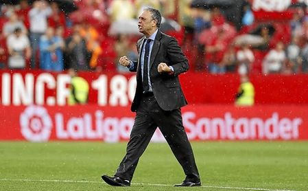 Caparrós fue homenajeado por el Sánchez-Pizjuán tras acabar el partido ante el Alavés. Caparrós fue homenajeado por el Sánchez-Pizjuán tras acabar el partido ante el Alavés.