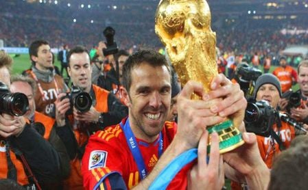 Marchena alza la copa como campeón del Mundial Marchena alza la copa como campeón del Mundial