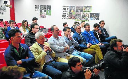 Varios de los miembros del club que seguirán con Caparrós. Varios de los miembros del club que seguirán con Caparrós.