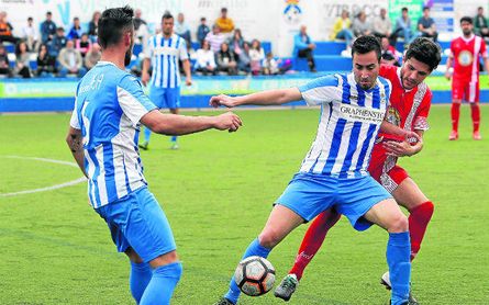 El blanquiazul Álex Pineda (derecha) controla el esférico ante la presión de un rival. El blanquiazul Álex Pineda (derecha) controla el esférico ante la presión de un rival.