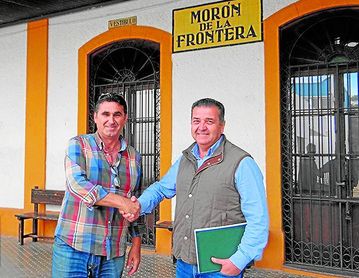 Joaquín Rodríguez y Antonio Castillo, ya expresidentes de la UD Morón y Morón CF, se estrechan la mano tras alcanzar la fusión. Joaquín Rodríguez y Antonio Castillo, ya expresidentes de la UD Morón y Morón CF, se estrechan la mano tras alcanzar la fusión.