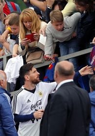 Messi desata la locura en el primer entrenamiento abierto de Argentina Messi desata la locura en el primer entrenamiento abierto de Argentina