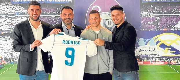 Edu, a la derecha, en la presentación de Rodrigo como jugador del Madrid. Edu, a la derecha, en la presentación de Rodrigo como jugador del Madrid.