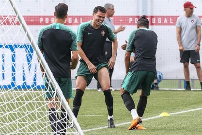 Ronaldo, con el grupo en el entrenamiento previo al duelo ante Marruecos Ronaldo, con el grupo en el entrenamiento previo al duelo ante Marruecos